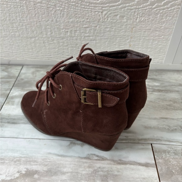 Authentic American Heritage SO Women’s Size 6.5 Brown Wedge Ankle Boots Buckle - Picture 3 of 9